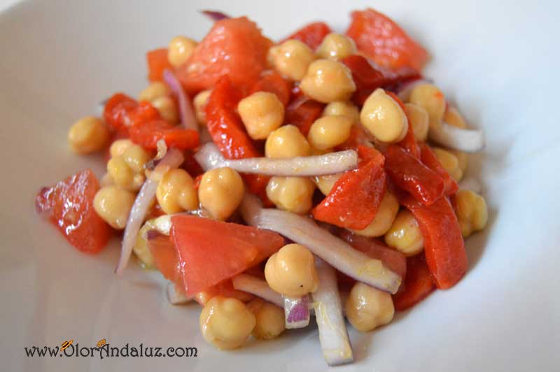 Ensalada de verano de garbanzos con pimientos asados