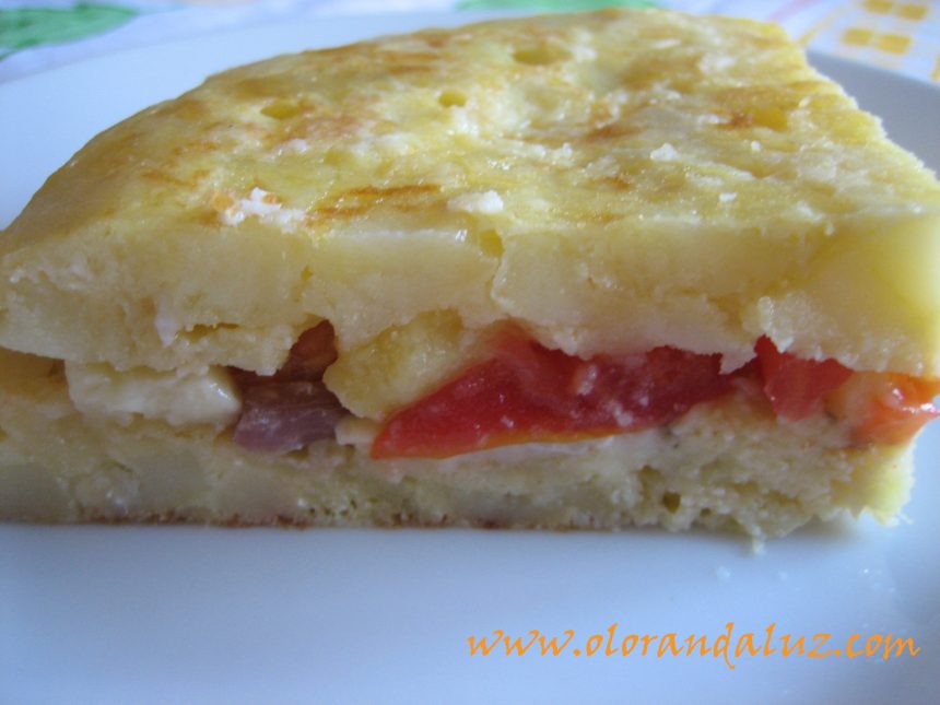 Tortilla rellena de jamón, tomate y queso azul