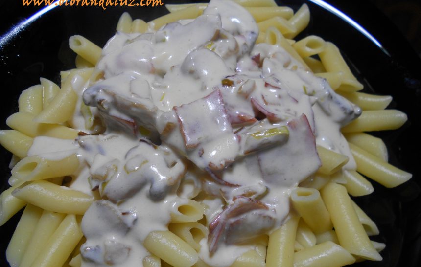 Macarrones con nata, bacón y champiñones