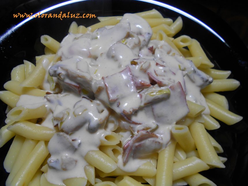 Macarrones con nata, bacón y champiñones