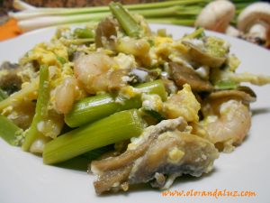 Revuelto de ajetes, champiñones y gambas