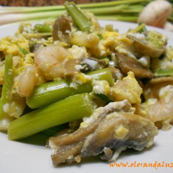Revuelto de ajetes, champiñones y gambas Revuelto de ajetes, champiñones y gambas