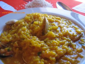 Arroz caldoso con mejillones y almejas