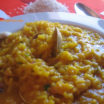 Arroz caldoso con mejillones y almejas