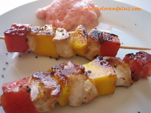 brochetas de pollo con mango y sandia