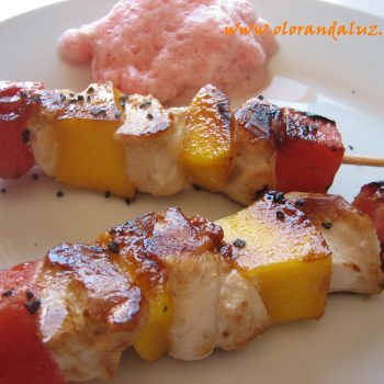 brochetas de pollo con mango y sandia Brochetas de pollo, mango y sandía