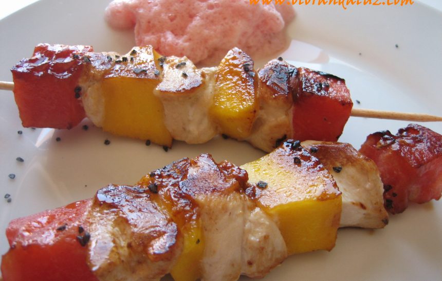 Brochetas de pollo, mango y sandía