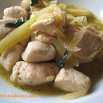 pollo con calabacin y cebolleta al aroma de albahaca Pollo con cebolleta y calabacín al aroma de albahaca