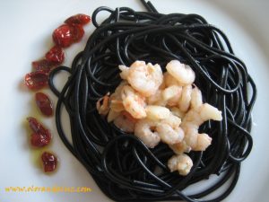 espaguetis-negros-con-gambas-ajillo
