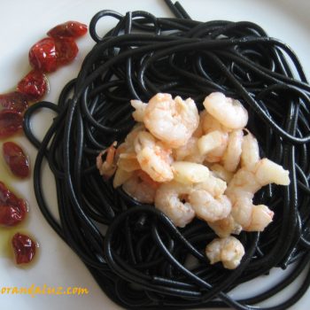 espaguetis-negros-con-gambas-ajillo Nido de espaguetis negros con gambas al ajillo