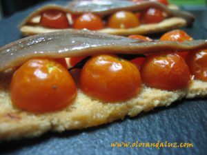 Tosta-tomates-cherry-anchoas