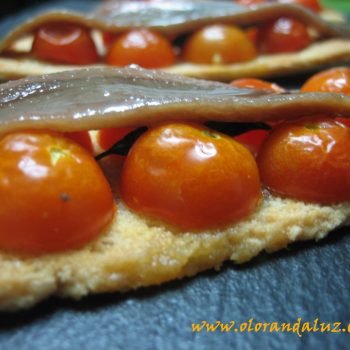 Tosta-tomates-cherry-anchoas Tostas de tomate cherry y anchoas