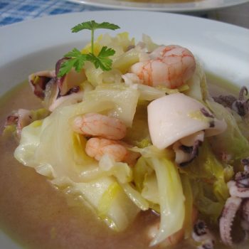 Guiso-col-calamares-y-gambas Guiso de col con calamares y gambas