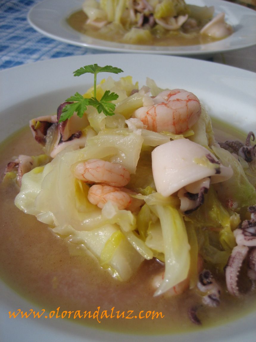 Guiso de col con calamares y gambas