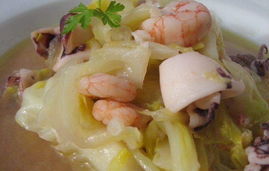 Guiso de col con calamares y gambas