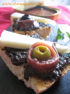 tosta-paté-aceitunas-negras-queso-anchoas