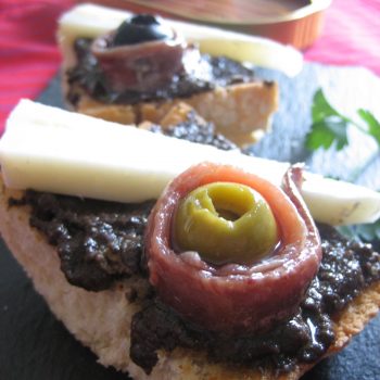 tosta-paté-aceitunas-negras-queso-anchoas Tostas de paté de aceitunas negras, queso y anchoas