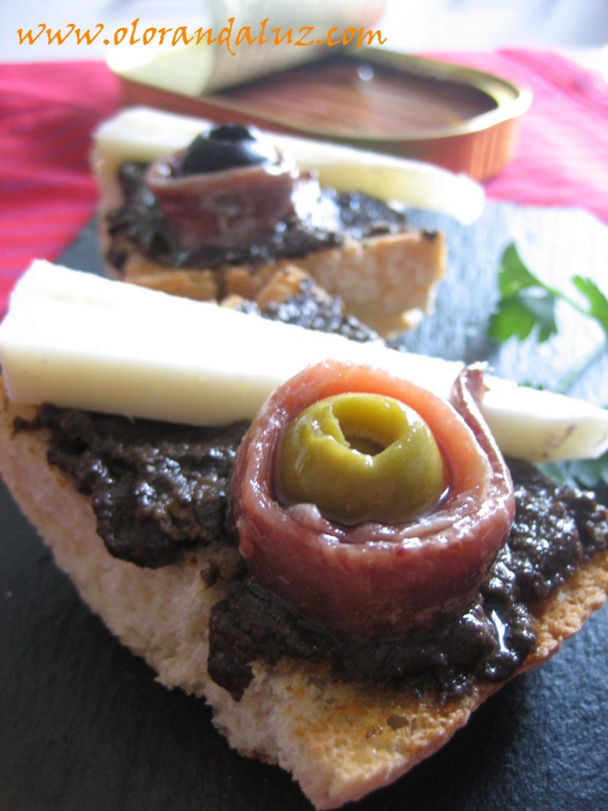 Tostas de paté de aceitunas negras, queso y anchoas