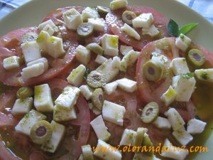 ensalada-tomate-queso-fresco-aceite de albahaca