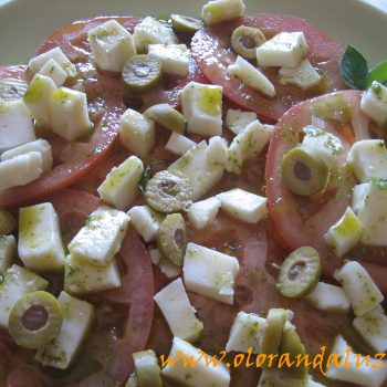 Ensalada de tomate y queso fresco con albahaca