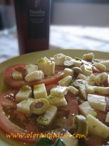 ensalada-tomate-queso-fresco-aceite de albahaca