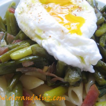 Macarrones con ajetes, jamón serrano y huevo