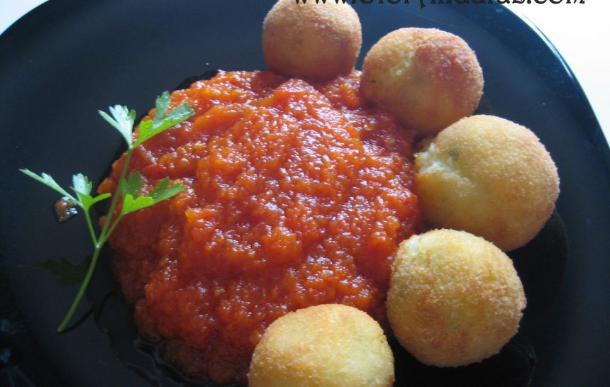 Bolitas de patata con salsa de tomate