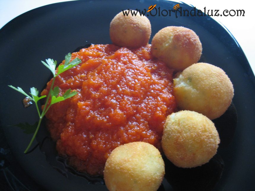 Bolitas de patata con salsa de tomate