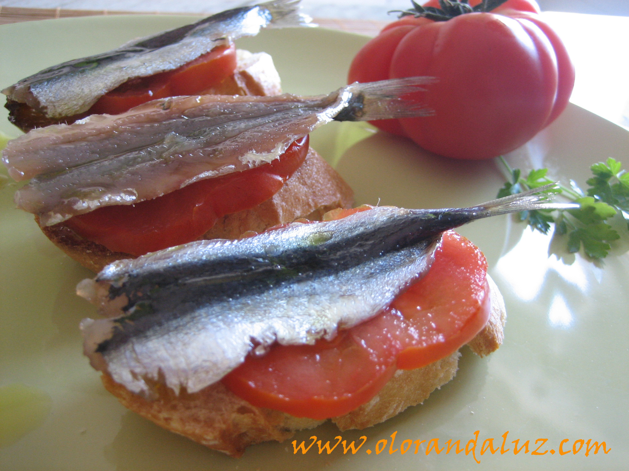 Tosta de sardinas marinadas con tomate y AOVE