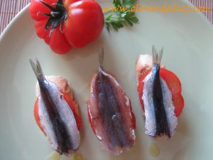 tostas-sardinas-marinadas-tomate-AOVE