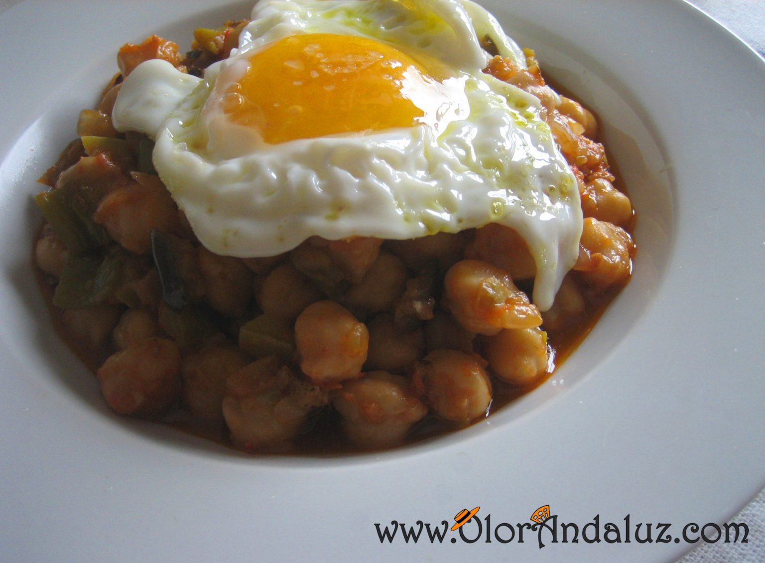 Garbanzos con pisto y huevo