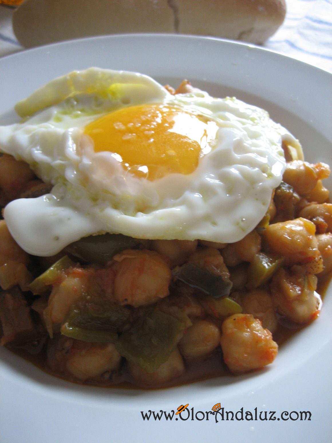 Garbanzos con pisto y huevo