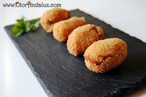 croquetas-queso-azul-pasas