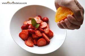 Fresas-zumo-naranja-azucar-moreno
