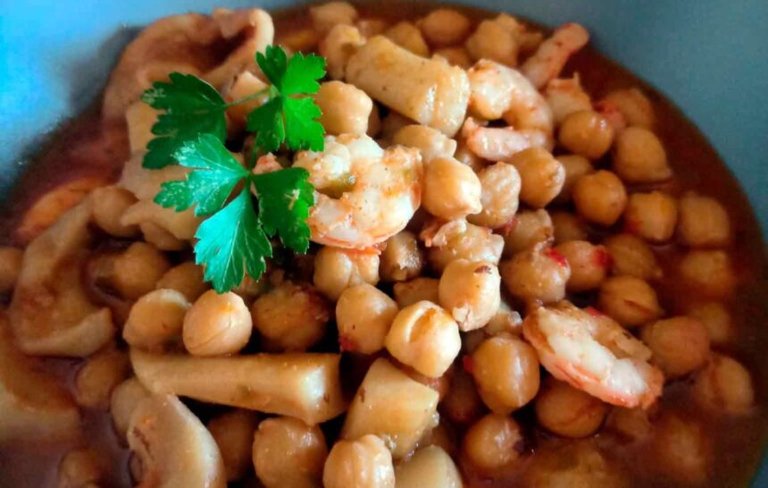 Guiso de garbanzos con chocos y gambas